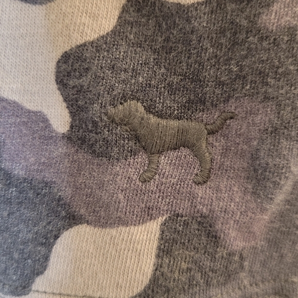 VS PINK PERFECT CREW CAMO V NECK TEE - Picture 10 of 11